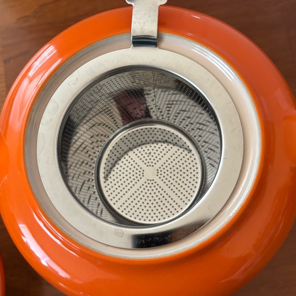 Le Creuset stoneware orange-red flame teapot with stainless steel strainer - Picture 8 of 16
